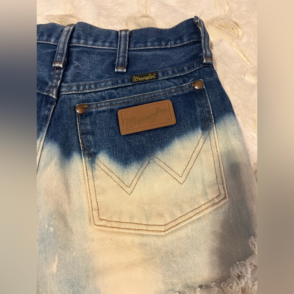 VINTAGE WRANGLER JEANS Sexy High Waist Ombre Blue & Cream Denim Shorts Curvy
